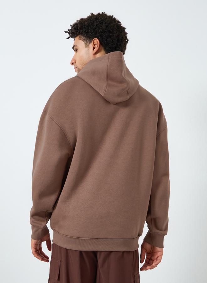 ستايلي هودي مطرز بقصة واسعة - Image 4